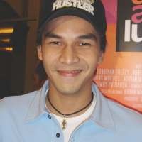 Jonathan Frizzy Gaet Cewek dengan Kuku